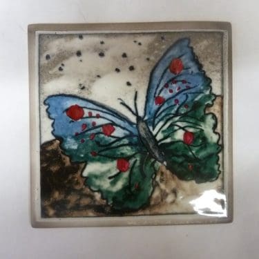 Arabia koristelaatta, Perhonen, suunnittelija Helja Liukko-Sundström, Perhonen, pieni, serikuva, signeerattu