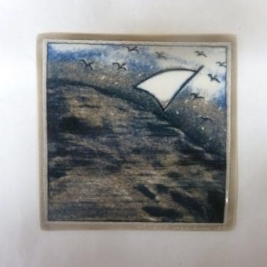 Arabia koristelaatta, Elämän Purje, suunnittelija Helja Liukko-Sundström, Elämän Purje, pieni, serikuva, signeerattu