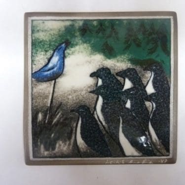 Arabia koristelaatta, Konsertti, suunnittelija Helja Liukko-Sundström, Konsertti, pieni, serikuva, signeerattu