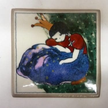 Arabia koristelaatta, Prinsessa, suunnittelija Helja Liukko-Sundström, Prinsessa, pieni, serikuva, signeerattu