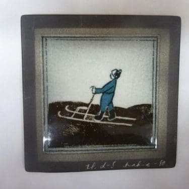 Arabia koristelaatta, Poika Ja Potkukelkka, suunnittelija Helja Liukko-Sundström, Poika Ja Potkukelkka, pieni, serikuva, signeerattu