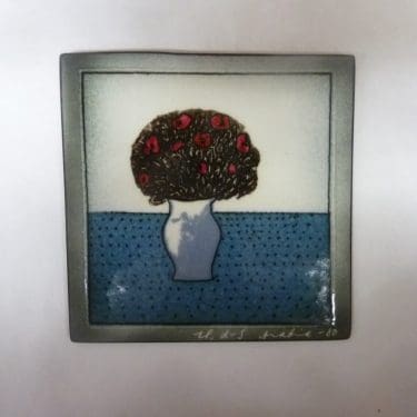 Arabia koristelaatta, Puketti, suunnittelija Helja Liukko-Sundström, Puketti, pieni, serikuva, signeerattu