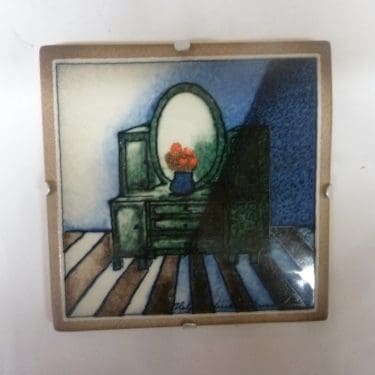 Arabia koristelaatta, Piironki, suunnittelija Helja Liukko-Sundström, Piironki, pieni, serikuva, signeerattu