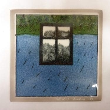 Arabia koristelaatta, Ikkuna Metsässä, suunnittelija Helja Liukko-Sundström, Ikkuna Metsässä, pieni, serikuva, signeerattu