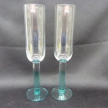 Nuutajärvi Mondo kuohuviinilasit, kirkas, vihreä, 2 kpl, suunnittelija Kerttu Nurminen,