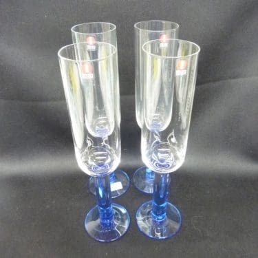 Nuutajärvi Mondo kuohuviinilasit, kirkas, sininen, 4 kpl, suunnittelija Kerttu Nurminen,