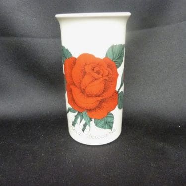 Arabia Botanica maljakko, Rosa Baccara, suunnittelija Esteri Tomula, Rosa Baccara, serikuva, kukka-aihe