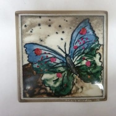 Arabia koristelaatta, Perhonen, suunnittelija Heljä Liukko-Sundström, Perhonen, pieni, perhosaihe, signeerattu