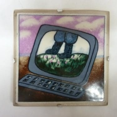 Arabia koristelaatta, Tietokone, suunnittelija Heljä Liukko-Sundström, Tietokone, pieni, serikuva, signeerattu