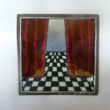 Arabia koristelaatta, Teatterinäyttämö, suunnittelija Heljä Liukko-Sundström, Teatterinäyttämö, pieni, serikuva, signeerattu