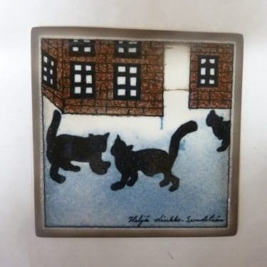 Arabia koristelaatta, Kissojen Kylä, suunnittelija Heljä Liukko-Sundström, Kissojen Kylä, pieni, serikuva, signeerattu