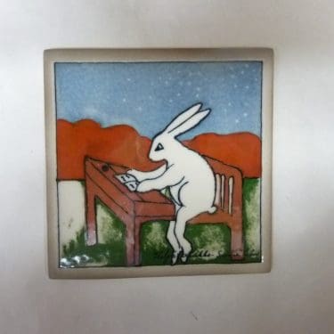 Arabia koristelaatta, Pupukoululainen, suunnittelija Heljä Liukko-Sundström, Pupukoululainen, pieni, serikuva, signeerattu