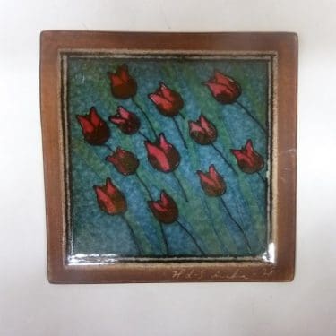 Arabia koristelaatta, Tulppaanit, suunnittelija Heljä Liukko-Sundström, Tulppaanit, pieni, käsinmaalattu, signeerattu