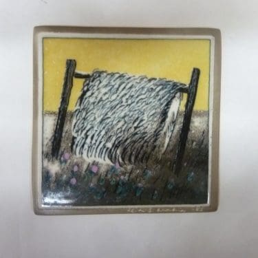 Arabia koristelaatta, Matto Tuulettuu, suunnittelija Heljä Liukko-Sundström, Matto Tuulettuu, pieni, serikuva, signeerattu