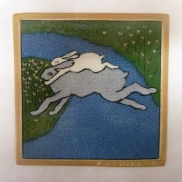 Arabia koristelaatta, Yhdessä Yli Sinisen Joen, suunnittelija Heljä Liukko-Sundström, Yhdessä Yli Sinisen Joen, pieni, serikuva, signeerattu