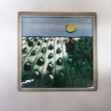 Arabia koristelaatta, Lakeus, suunnittelija Heljä Liukko-Sundström, Lakeus, pieni, serikuva, signeerattu