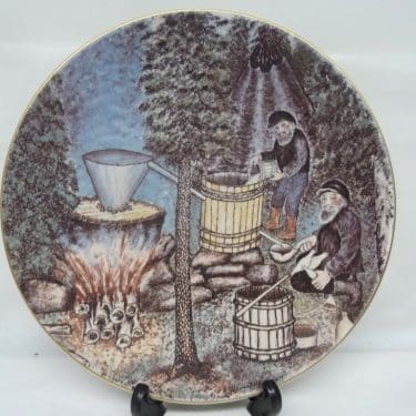 Arabia vuosilautanen, 1981, suunnittelija Andreas Alariesto, 1981, lappiaihe, suuri, serikuva