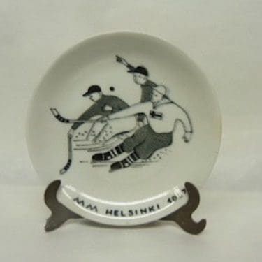 Arabia Harraste koristelautanen, Mm-Jääpallo 1957, suunnittelija Raija Uosikkinen, Mm-Jääpallo 1957, pieni, kuparipainokoriste