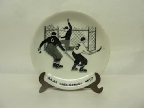 Arabia Harraste koristelautanen, Mm-Jääpallo 1957, suunnittelija Raija Uosikkinen, Mm-Jääpallo 1957, pieni, kuparipainokoriste