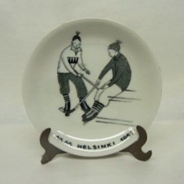 Arabia Harraste koristelautanen, Mm-Jääpallo 1957, suunnittelija Raija Uosikkinen, Mm-Jääpallo 1957, pieni, kuparipainokoriste