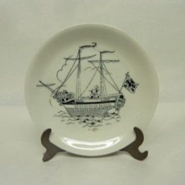 Arabia Harraste koristelautanen, Purjelaiva, suunnittelija Raija Uosikkinen, Purjelaiva, pieni, kuparipainokoriste