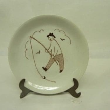 Arabia Harraste koristelautanen, Kalastaja, suunnittelija Raija Uosikkinen, Kalastaja, pieni, kuparipainokoriste