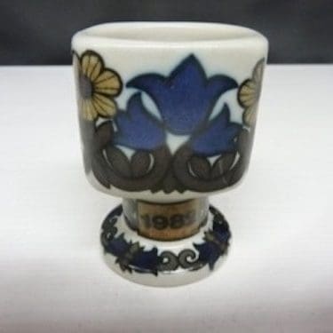 Arabia vuosimunakuppi, 1982, suunnittelija Raija Uosikkinen, 1982, serikuva, Kalevala-aihe