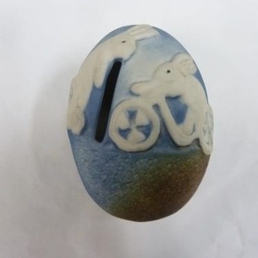 Arabia säästölipas, suunnittelija Helja Liukko-Sundström, keraaminen, pupuaihe