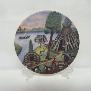 Arabia koristelautanen, Koltat Ja Lappalaiset, suunnittelija Andreas Alariesto, Koltat Ja Lappalaiset, nro 52, pieni, lappi-aihe