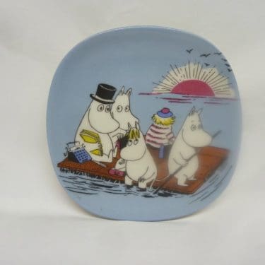 Arabia Muumi seinälaatta, Muumiperhe Lautalla, suunnittelija Tove Jansson, Tove Slotte, Muumiperhe Lautalla, pieni, serikuva, muumi-aihe