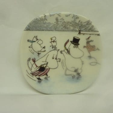 Arabia Muumi seinälaatta, Hiihtomäessa, suunnittelija Tove Jansson, Tove Slotte, Hiihtomäessa, pieni, serikuva, muumi-aihe