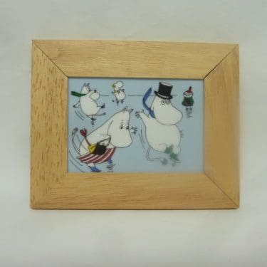 Arabia Muumi seinälaatta, Luistelemassa Nro 2, suunnittelija Tove slotte, Camilla Moberg, Luistelemassa Nro 2, pieni, puukehys, muumi-aihe