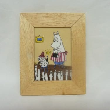 Arabia Muumi seinälaatta, Sähköä ilmassa Nro 4, suunnittelija Tove slotte, Camilla Moberg, Sähköä ilmassa Nro 4, pieni, puukehys, muumi-aihe