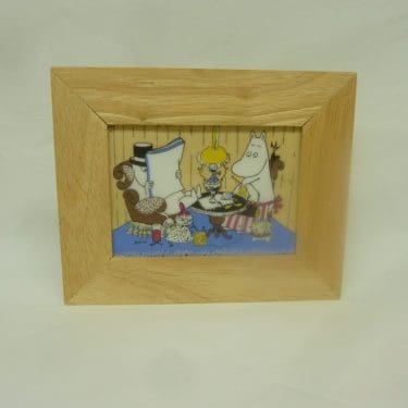 Arabia Muumi seinälaatta, Koti-ilta Nro 5, suunnittelija Tove slotte, Camilla Moberg, Koti-ilta Nro 5, pieni, puukehys, muumi-aihe