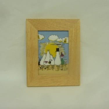 Arabia Muumi seinälaatta, Auringonnousu Nro 6, suunnittelija Tove slotte, Camilla Moberg, Auringonnousu Nro 6, pieni, puukehys, muumi-aihe