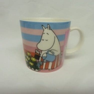 Arabia Muumi muki, Ruusutarha, suunnittelija Tove Slotte, Tove Jansson, Ruusutarha, serikuva, muumi-aihe, sesonkituote 2010