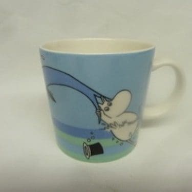 Arabia Muumi muki, Delfiinisukellus, suunnittelija Tove Slotte, Tove Jansson, Delfiinisukellus, serikuva, muumi-aihe, sesonkituote 2007