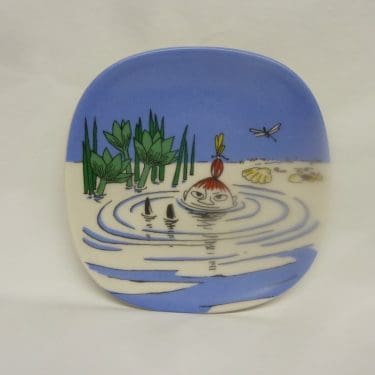 Arabia Muumi seinätaulu, Pikku Myy Uimassa, suunnittelija Tove Slotte, Tove Jansson, Pikku Myy Uimassa, pieni, serikuva, muumi-aihe