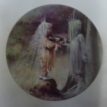 Arabia Metsäsointuja koristelautanen, Viulu, suunnittelija Sussi Anna Åberg, Viulu, serikuva