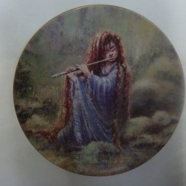 Arabia Metsäsointuja koristelautanen, Huilu, suunnittelija Sussi Anna Åberg, Huilu, serikuva