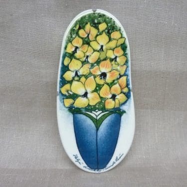 Arabia koristelaatta, Aurinkoinen, suunnittelija Heljä Liukko-Sundström, Aurinkoinen, pieni, serikuva, kukkakimppuaihe