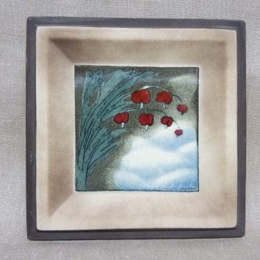 Arabia koristelaatta, Särkynyt Sydän, suunnittelija Heljä Liukko-Sundström, Särkynyt Sydän, käsinmaalattu, signeerattu