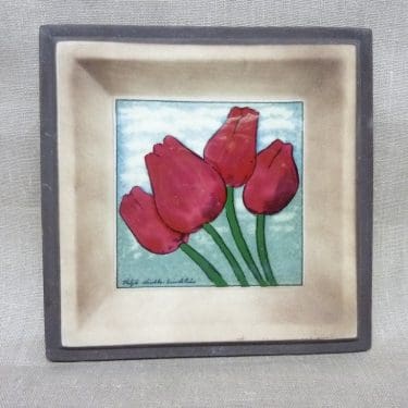 Arabia koristelaatta, Tulppaanit, suunnittelija Heljä Liukko-Sundström, Tulppaanit, käsinmaalattu, signeerattu