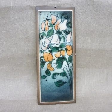 Arabia seinälaatta, Tuoksua Tuoksua, suunnittelija Heljä Liukko-Sundström, Tuoksua Tuoksua, serikuva, signeerattu