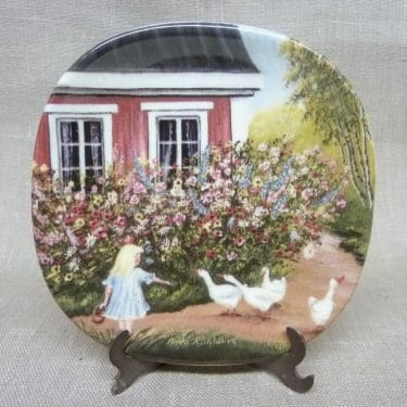 Arabia koristelautanen, Kotiseudun Kesä, suunnittelija Anita Rantanen-Siemers, Kotiseudun Kesä, pieni, serikuva