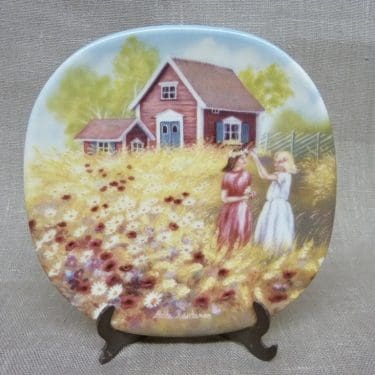 Arabia koristelautanen, Tytöt Kedolla, suunnittelija Anita Rantanen-Siemers, Tytöt Kedolla, pieni, serikuva