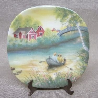 Arabia koristelautanen, Soutajat, suunnittelija Anita Rantanen-Siemers, Soutajat, pieni, serikuva