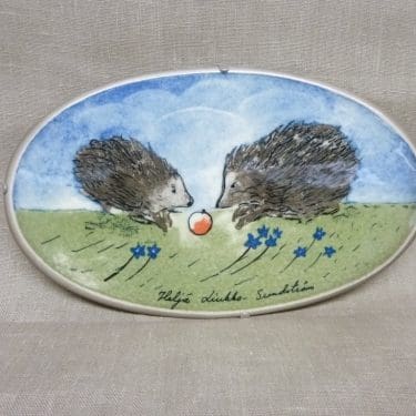 Arabia koristelaatta, Sinun Vai Minun, suunnittelija Heljä Liukko-Sundström, Sinun Vai Minun, Tilaustyö SSKK:lle, signeerattu, rajoitettu erä