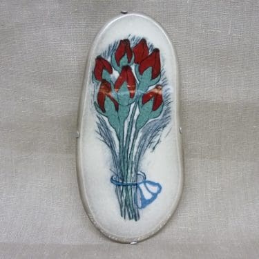 Arabia koristelaatta, Punaiset Ruusunnuput, suunnittelija Heljä Liukko-Sundström, Punaiset Ruusunnuput, serikuva, signeerattu, kukka-aihe