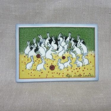 Arabia koristelaatta, Ryhmäkuvassa, suunnittelija Heljä Liukko-Sundström, Ryhmäkuvassa, pieni, serikuva, signeerattu